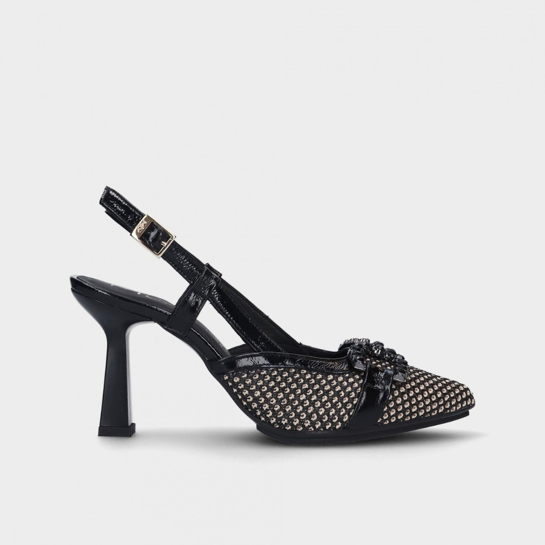 Elegante e sofisticada, a sandália de salto combina charme e modernidade num design refinado.
Confeccionada em material texturizado com acabamento delicado, apresenta um cabedal com detalhes trançados e uma aplicação que adiciona um toque de glamour. O salto geométrico proporciona conforto e estabilidade, tornando-a perfeita para diversas ocasiões, do trabalho a eventos especiais.