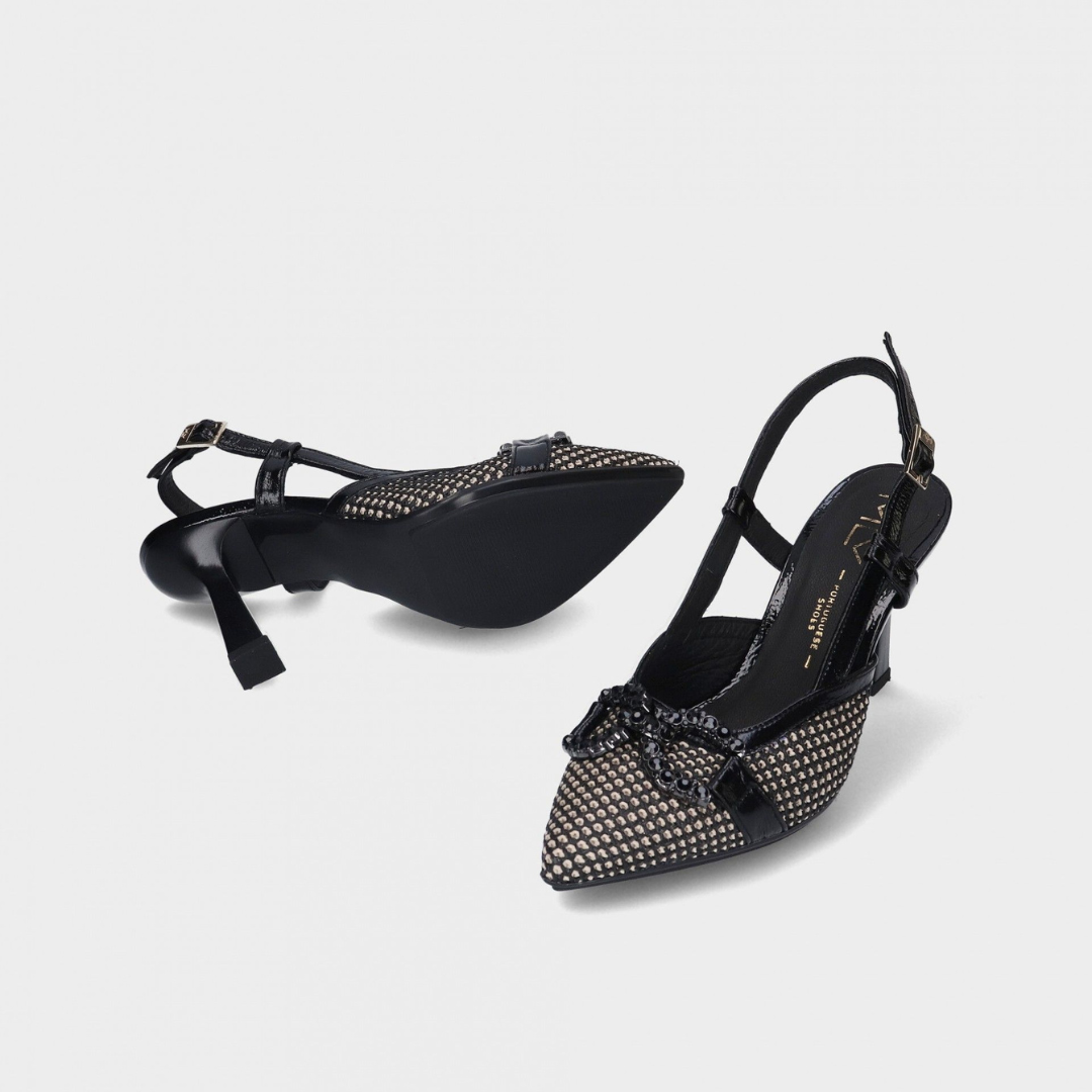 Elegante e sofisticada, a sandália de salto combina charme e modernidade num design refinado.
Confeccionada em material texturizado com acabamento delicado, apresenta um cabedal com detalhes trançados e uma aplicação que adiciona um toque de glamour. O salto geométrico proporciona conforto e estabilidade, tornando-a perfeita para diversas ocasiões, do trabalho a eventos especiais.