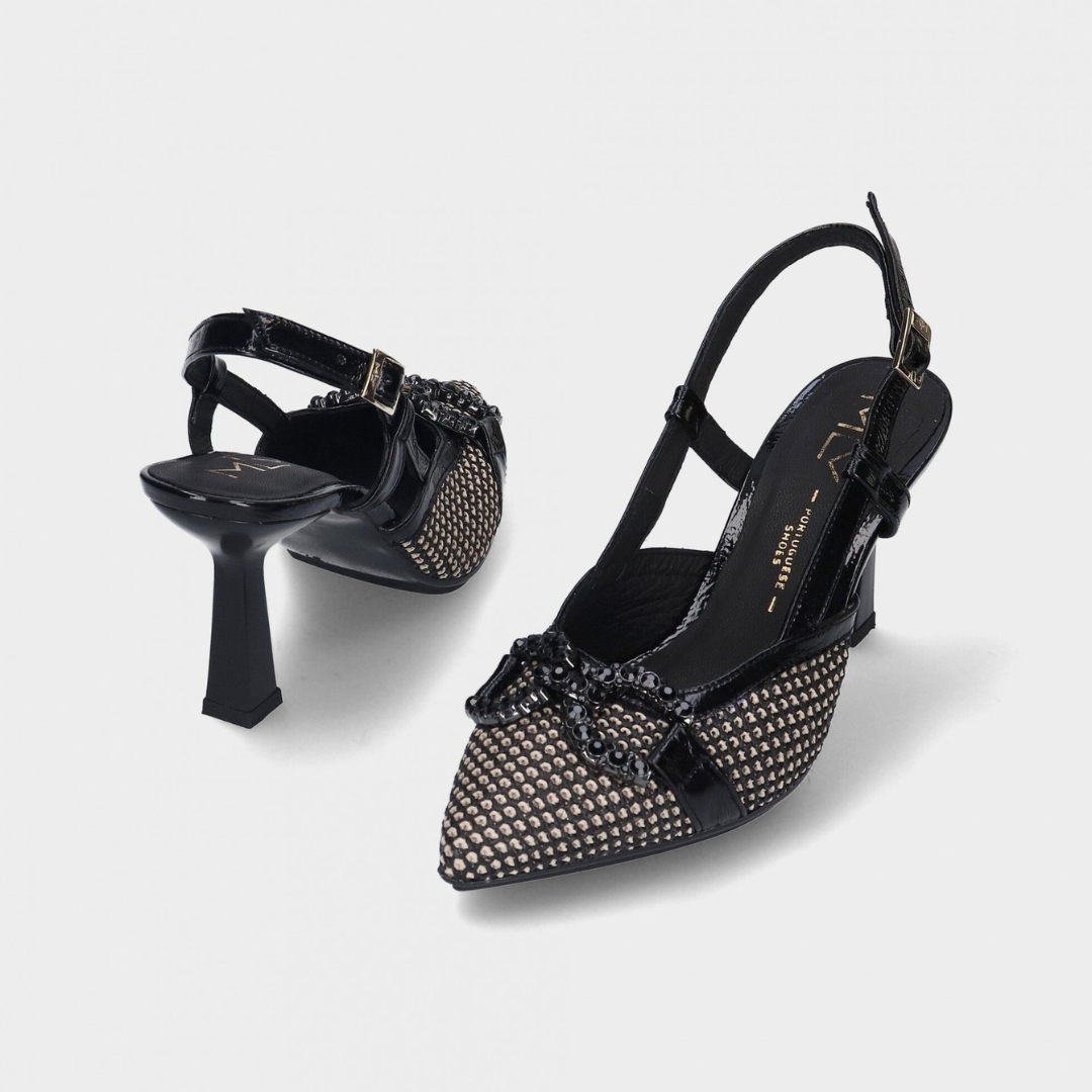 Elegante e sofisticada, a sandália de salto combina charme e modernidade num design refinado.
Confeccionada em material texturizado com acabamento delicado, apresenta um cabedal com detalhes trançados e uma aplicação que adiciona um toque de glamour. O salto geométrico proporciona conforto e estabilidade, tornando-a perfeita para diversas ocasiões, do trabalho a eventos especiais.