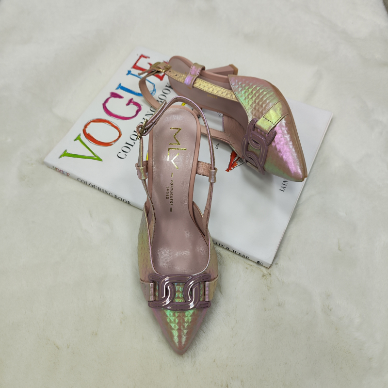 Seja o centro das atenções com esta sandália que exala elegância e sofisticação, proporcionando um toque final perfeito para seus looks clássicos e refinados. O tom nude é uma escolha clássica que combina com uma variedade de cores e estilos de roupa, tornando a sandália Luisa uma opção versátil para várias ocasiões. Apesar do salto alto, esta sandália é projetada para oferecer conforto e estabilidade, permitindo que aproveite a noite com confiança e estilo.