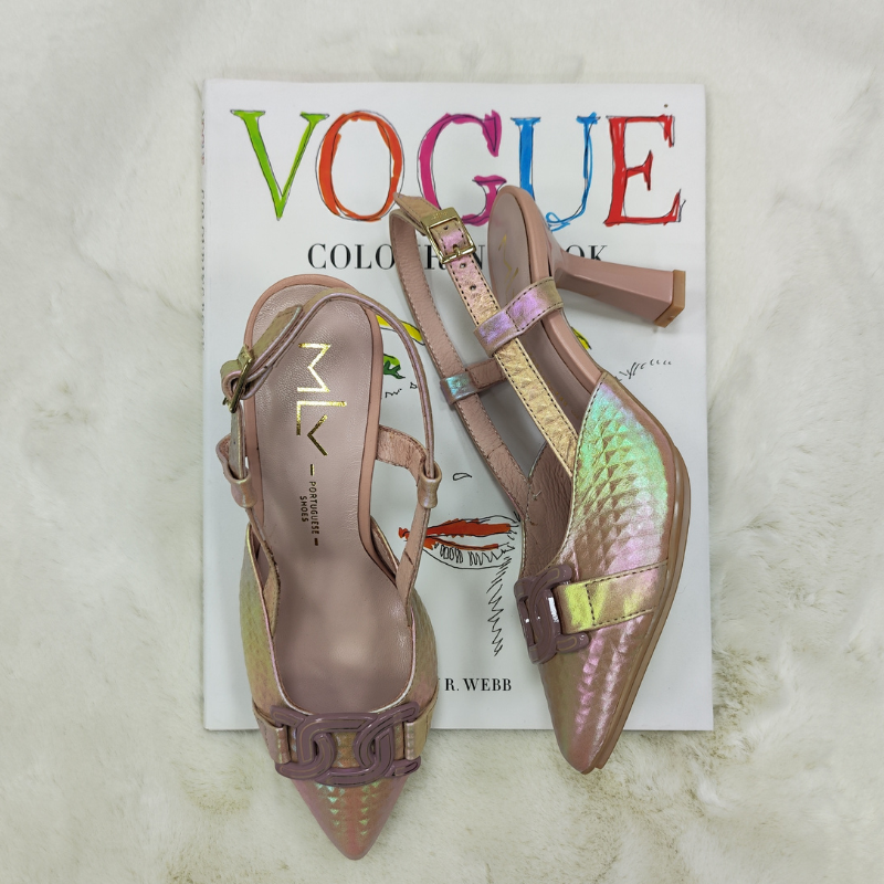 Seja o centro das atenções com esta sandália que exala elegância e sofisticação, proporcionando um toque final perfeito para seus looks clássicos e refinados. O tom nude é uma escolha clássica que combina com uma variedade de cores e estilos de roupa, tornando a sandália Luisa uma opção versátil para várias ocasiões. Apesar do salto alto, esta sandália é projetada para oferecer conforto e estabilidade, permitindo que aproveite a noite com confiança e estilo.