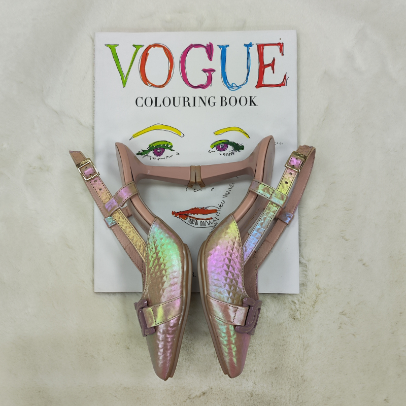 Seja o centro das atenções com esta sandália que exala elegância e sofisticação, proporcionando um toque final perfeito para seus looks clássicos e refinados. O tom nude é uma escolha clássica que combina com uma variedade de cores e estilos de roupa, tornando a sandália Luisa uma opção versátil para várias ocasiões. Apesar do salto alto, esta sandália é projetada para oferecer conforto e estabilidade, permitindo que aproveite a noite com confiança e estilo.
