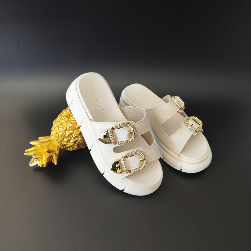 Com um design moderno e confortável, este chinelo é perfeito para qualquer ocasião. As fivelas grandes e douradas adicionam um toque sofisticado e glamouroso, destacando-se como o detalhe chave do modelo. Além de lindo, a sola de plataforma proporciona altura extra e um conforto incomparável para os seus pés. Ideal para compor looks casuais ou mais elaborados, este chinelo é a escolha perfeita para quem procura estilo e praticidade!