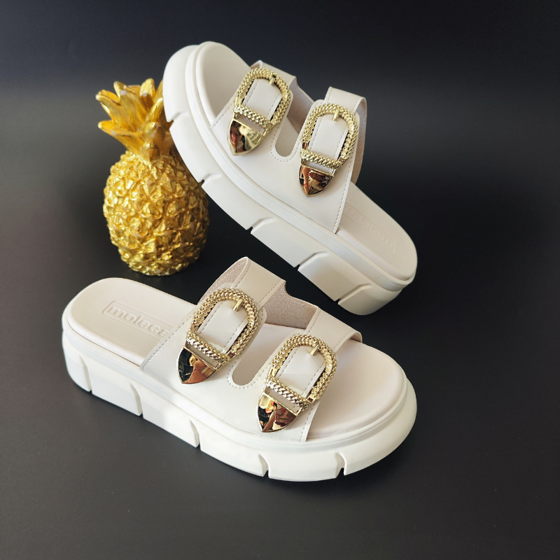 Com um design moderno e confortável, este chinelo é perfeito para qualquer ocasião. As fivelas grandes e douradas adicionam um toque sofisticado e glamouroso, destacando-se como o detalhe chave do modelo. Além de lindo, a sola de plataforma proporciona altura extra e um conforto incomparável para os seus pés. Ideal para compor looks casuais ou mais elaborados, este chinelo é a escolha perfeita para quem procura estilo e praticidade!