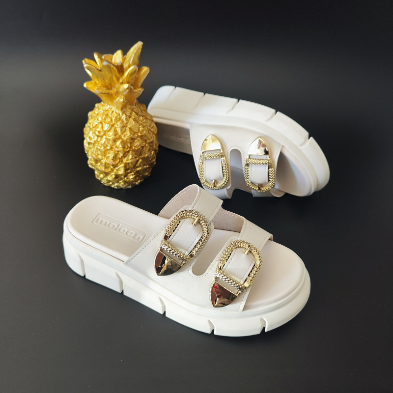 Com um design moderno e confortável, este chinelo é perfeito para qualquer ocasião. As fivelas grandes e douradas adicionam um toque sofisticado e glamouroso, destacando-se como o detalhe chave do modelo. Além de lindo, a sola de plataforma proporciona altura extra e um conforto incomparável para os seus pés. Ideal para compor looks casuais ou mais elaborados, este chinelo é a escolha perfeita para quem procura estilo e praticidade!