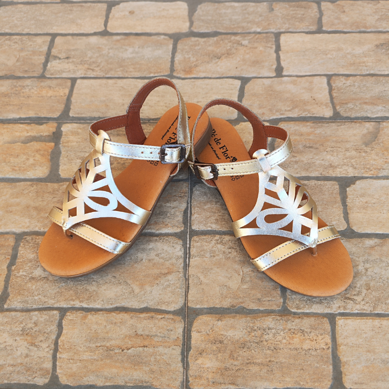 Elegante e confortável, esta sandália é ideal para mulheres que valorizam estilo e praticidade. Fabricada com palmilha almofadada para maior conforto e com uma tira de meter no dedo para maior segurança ao caminhar. O design com tiras delicadas dá um toque de classe aos seus looks.