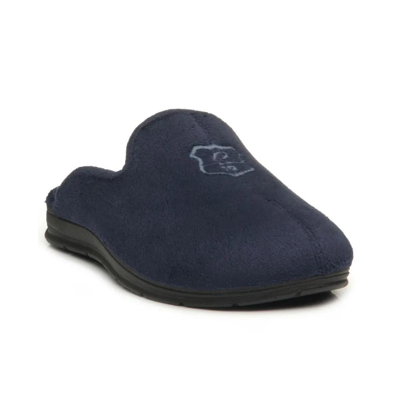 Desfrute do conforto e aconchego nos momentos de descanso com o chinelo de quarto Pegada, especialmente desenvolvido para proporcionar suavidade e bem-estar. Fabricado com material macio e aconchegante, este chinelo envolve os seus pés numa sensação de calor e conforto ideal para os dias mais frios.