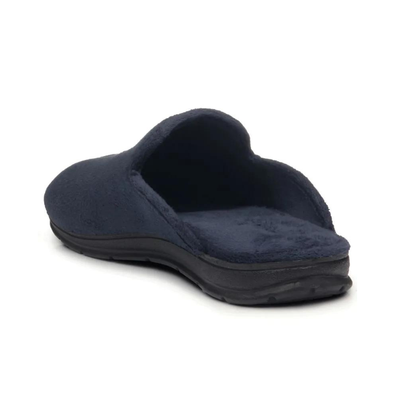 Desfrute do conforto e aconchego nos momentos de descanso com o chinelo de quarto Pegada, especialmente desenvolvido para proporcionar suavidade e bem-estar. Fabricado com material macio e aconchegante, este chinelo envolve os seus pés numa sensação de calor e conforto ideal para os dias mais frios.