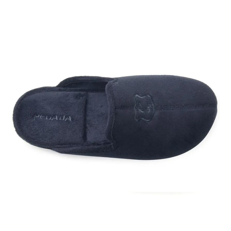 Desfrute do conforto e aconchego nos momentos de descanso com o chinelo de quarto Pegada, especialmente desenvolvido para proporcionar suavidade e bem-estar. Fabricado com material macio e aconchegante, este chinelo envolve os seus pés numa sensação de calor e conforto ideal para os dias mais frios.