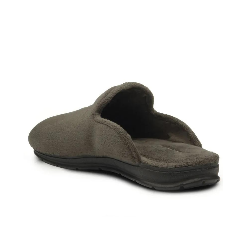 Desfrute do conforto e aconchego nos momentos de descanso com o chinelo de quarto Pegada, especialmente desenvolvido para proporcionar suavidade e bem-estar. Fabricado com material macio e aconchegante, este chinelo envolve os seus pés numa sensação de calor e conforto ideal para os dias mais frios.