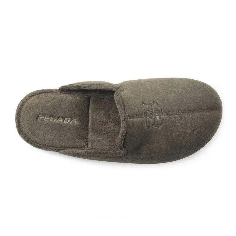 Desfrute do conforto e aconchego nos momentos de descanso com o chinelo de quarto Pegada, especialmente desenvolvido para proporcionar suavidade e bem-estar. Fabricado com material macio e aconchegante, este chinelo envolve os seus pés numa sensação de calor e conforto ideal para os dias mais frios.