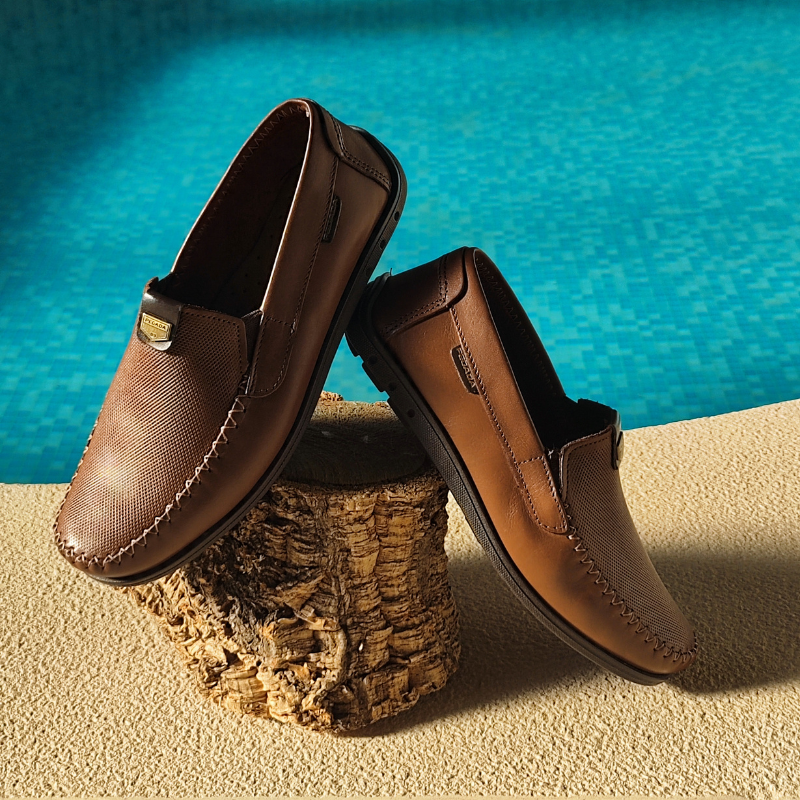 Este mocassim é autêntico e descontraído, o modelo ideal para este verão. A sola é antiderrapante e de alta flexibilidade, que oferece a segurança e a versatilidade ideal ao calçado do dia a dia. Já a palmilha é macia e confortável. Além de tudo isto o modelo tem o nosso sistema "Calce Fácil", com elásticos nas laterais que dão muita praticidade na hora de calçar.