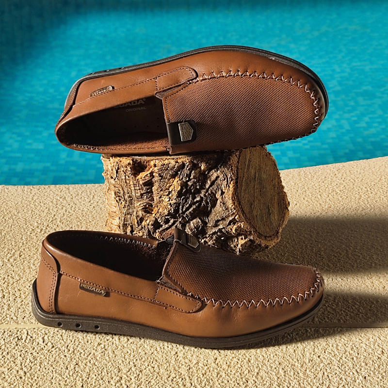 Este mocassim é autêntico e descontraído, o modelo ideal para este verão. A sola é antiderrapante e de alta flexibilidade, que oferece a segurança e a versatilidade ideal ao calçado do dia a dia. Já a palmilha é macia e confortável. Além de tudo isto o modelo tem o nosso sistema "Calce Fácil", com elásticos nas laterais que dão muita praticidade na hora de calçar.