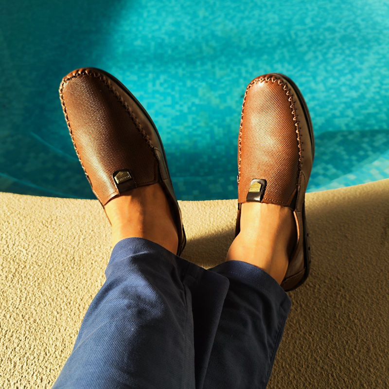 Este mocassim é autêntico e descontraído, o modelo ideal para este verão. A sola é antiderrapante e de alta flexibilidade, que oferece a segurança e a versatilidade ideal ao calçado do dia a dia. Já a palmilha é macia e confortável. Além de tudo isto o modelo tem o nosso sistema "Calce Fácil", com elásticos nas laterais que dão muita praticidade na hora de calçar.