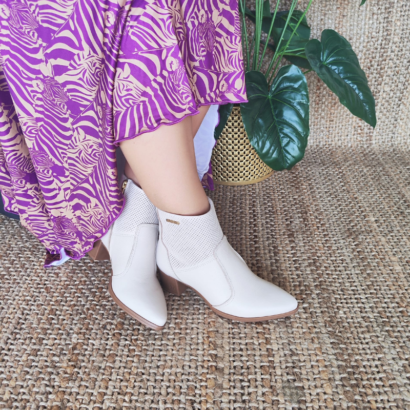 Clássica, fácil de calçar e de combinar, é perfeita para quem procura estilo sem prescindir do conforto. Super estilosa, esta bota é feita com a Tecnologia SOFT TOUCH, onde cada detalhe é pensado para deixá-la extremamente macia, desde a matéria prima até os processos de produção. São muitos diferenciais, começando pelo forro, de tecido e com um toque suave. A palmilha é macia, já a sola é antiderrapante e de alta flexibilidade, com um salto bloco de 5 cm, oferecendo conforto e versatilidade.