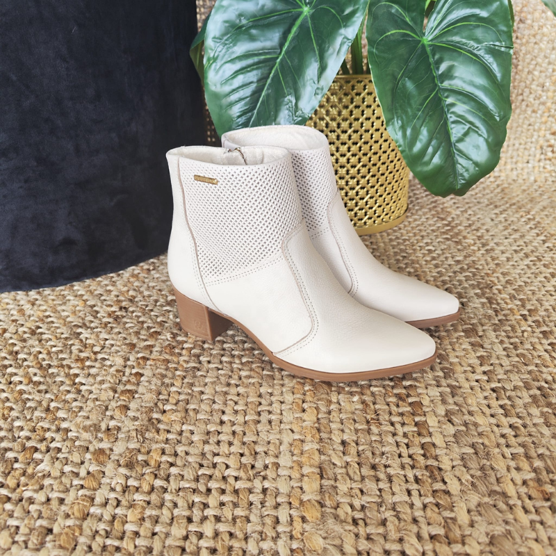 Clássica, fácil de calçar e de combinar, é perfeita para quem procura estilo sem prescindir do conforto. Super estilosa, esta bota é feita com a Tecnologia SOFT TOUCH, onde cada detalhe é pensado para deixá-la extremamente macia, desde a matéria prima até os processos de produção. São muitos diferenciais, começando pelo forro, de tecido e com um toque suave. A palmilha é macia, já a sola é antiderrapante e de alta flexibilidade, com um salto bloco de 5 cm, oferecendo conforto e versatilidade.