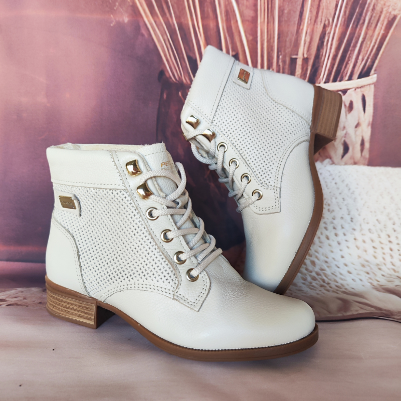 Estas botas de cano curto combinam praticidade com um design elegante e moderno.
Fabricadas em couro texturizado, apresentam detalhes em metal dourado nas ilhoses e um acabamento impecável que exala sofisticação. O modelo com amarração em atacadores oferece um ajuste personalizado, enquanto o salto baixo e grosso garante conforto e estabilidade para o uso diário.