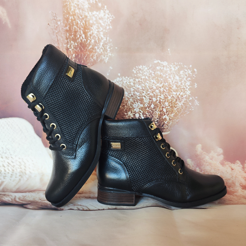Estas botas de cano curto combinam praticidade com um design elegante e moderno.
Fabricadas em couro texturizado, apresentam detalhes em metal dourado nas ilhoses e um acabamento impecável que exala sofisticação. O modelo com amarração em atacadores oferece um ajuste personalizado, enquanto o salto baixo e grosso garante conforto e estabilidade para o uso diário.