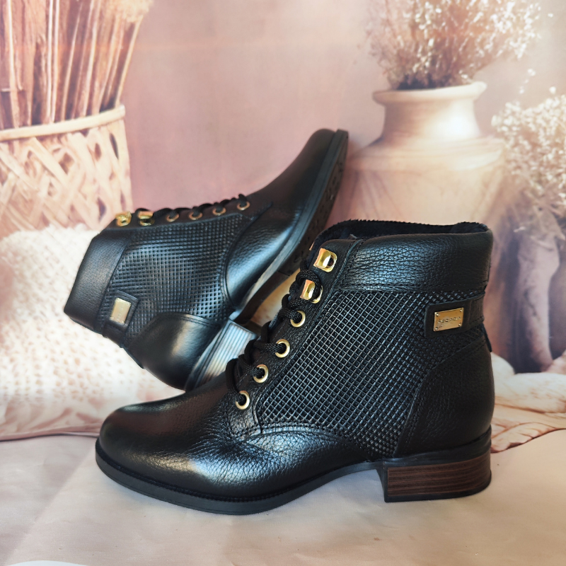 Estas botas de cano curto combinam praticidade com um design elegante e moderno.
Fabricadas em couro texturizado, apresentam detalhes em metal dourado nas ilhoses e um acabamento impecável que exala sofisticação. O modelo com amarração em atacadores oferece um ajuste personalizado, enquanto o salto baixo e grosso garante conforto e estabilidade para o uso diário.