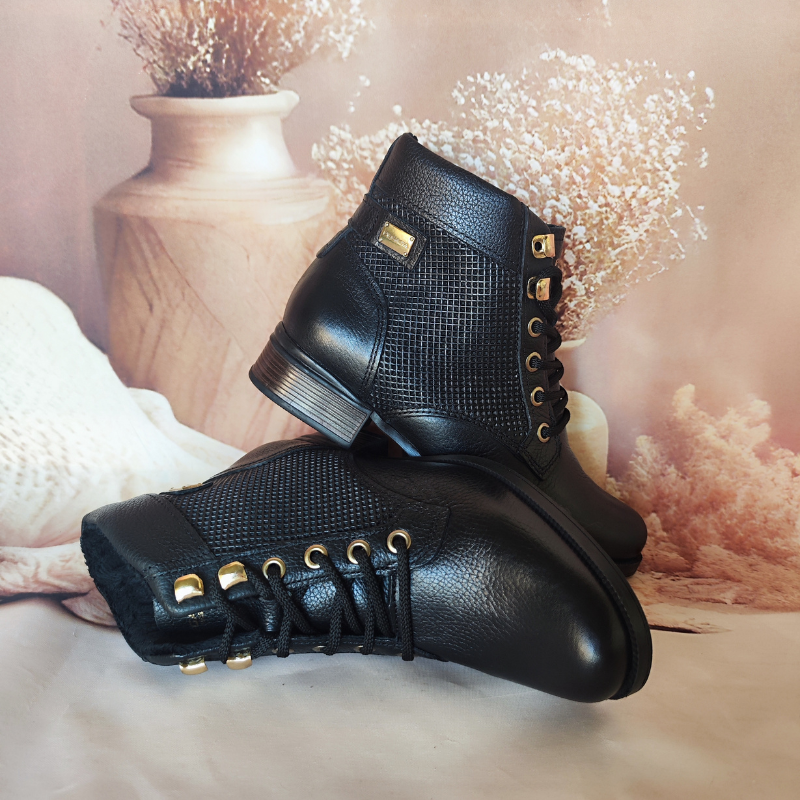 Estas botas de cano curto combinam praticidade com um design elegante e moderno.
Fabricadas em couro texturizado, apresentam detalhes em metal dourado nas ilhoses e um acabamento impecável que exala sofisticação. O modelo com amarração em atacadores oferece um ajuste personalizado, enquanto o salto baixo e grosso garante conforto e estabilidade para o uso diário.