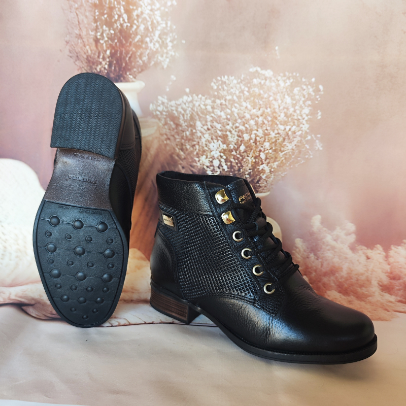 Estas botas de cano curto combinam praticidade com um design elegante e moderno.
Fabricadas em couro texturizado, apresentam detalhes em metal dourado nas ilhoses e um acabamento impecável que exala sofisticação. O modelo com amarração em atacadores oferece um ajuste personalizado, enquanto o salto baixo e grosso garante conforto e estabilidade para o uso diário.