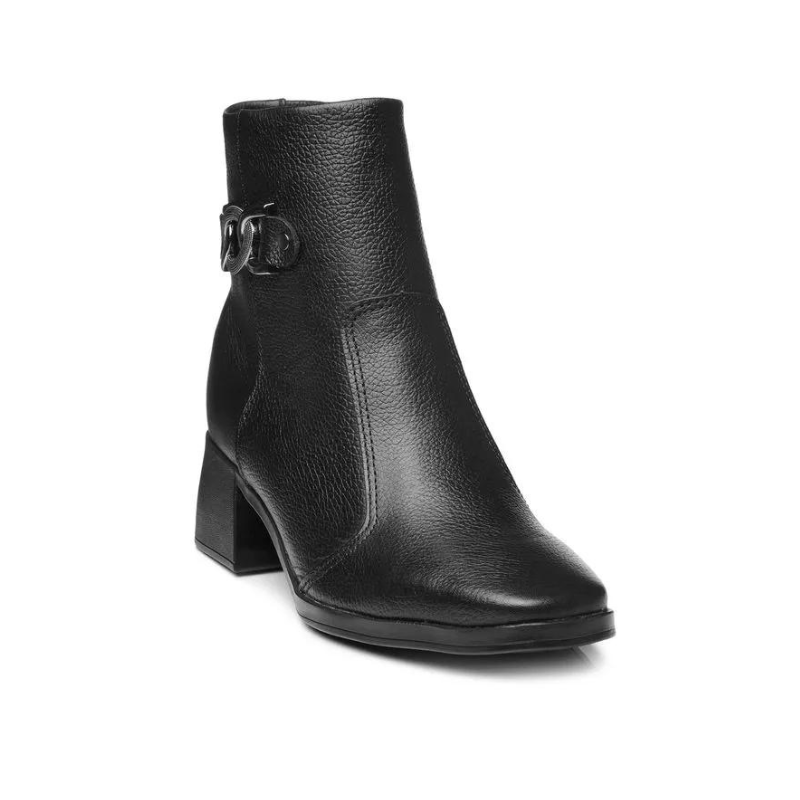 Estas botas são o exemplo perfeito de elegância intemporal com um toque de modernidade. O detalhe em metal no lado externo adiciona um charme sofisticado e faz destas botas uma peça-chave para completar looks estilosos.
O salto médio e robusto oferece conforto e estabilidade, tornando-as ideais tanto para o dia a dia quanto para ocasiões mais formais. O fechamento de correr lateral facilita o calçar e ajusta-se perfeitamente ao tornozelo.