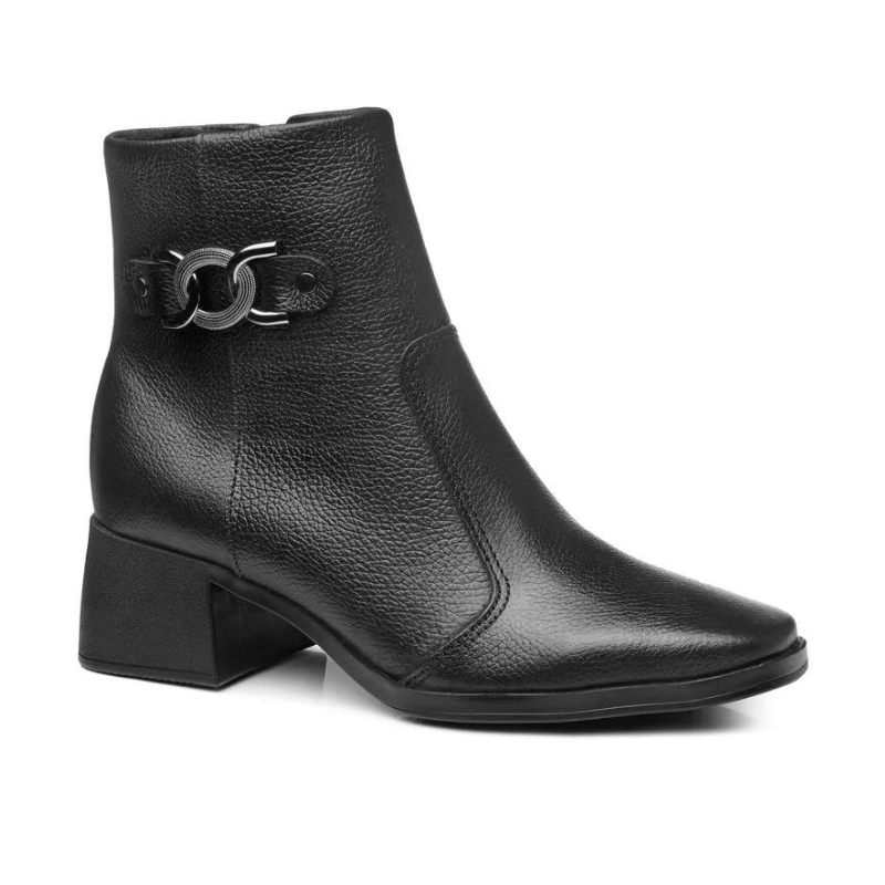 Estas botas são o exemplo perfeito de elegância intemporal com um toque de modernidade. O detalhe em metal no lado externo adiciona um charme sofisticado e faz destas botas uma peça-chave para completar looks estilosos.
O salto médio e robusto oferece conforto e estabilidade, tornando-as ideais tanto para o dia a dia quanto para ocasiões mais formais. O fechamento de correr lateral facilita o calçar e ajusta-se perfeitamente ao tornozelo.