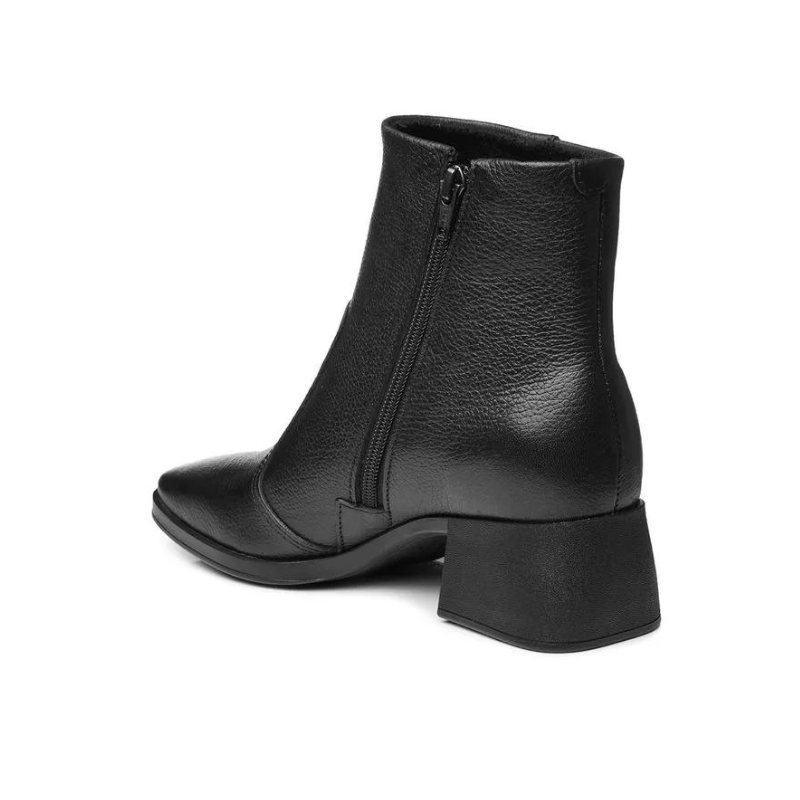 Estas botas são o exemplo perfeito de elegância intemporal com um toque de modernidade. O detalhe em metal no lado externo adiciona um charme sofisticado e faz destas botas uma peça-chave para completar looks estilosos.
O salto médio e robusto oferece conforto e estabilidade, tornando-as ideais tanto para o dia a dia quanto para ocasiões mais formais. O fechamento de correr lateral facilita o calçar e ajusta-se perfeitamente ao tornozelo.