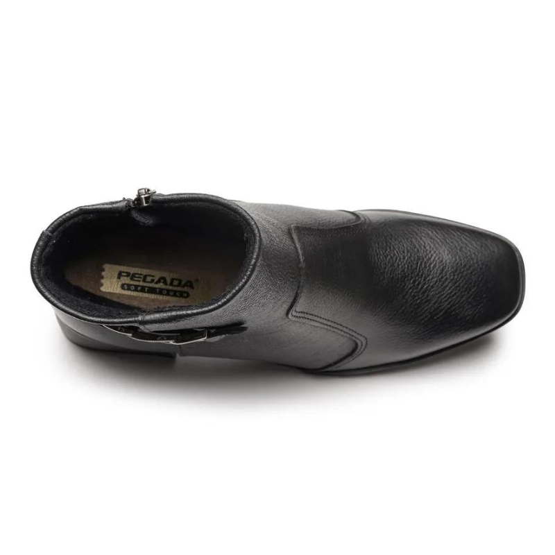 Estas botas são o exemplo perfeito de elegância intemporal com um toque de modernidade. O detalhe em metal no lado externo adiciona um charme sofisticado e faz destas botas uma peça-chave para completar looks estilosos.
O salto médio e robusto oferece conforto e estabilidade, tornando-as ideais tanto para o dia a dia quanto para ocasiões mais formais. O fechamento de correr lateral facilita o calçar e ajusta-se perfeitamente ao tornozelo.
