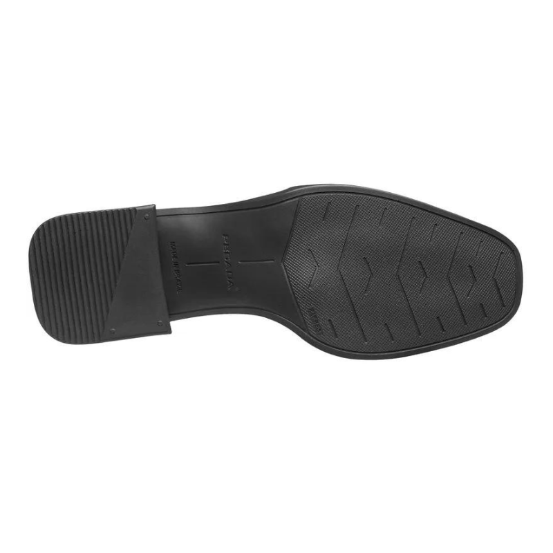 Estas botas são o exemplo perfeito de elegância intemporal com um toque de modernidade. O detalhe em metal no lado externo adiciona um charme sofisticado e faz destas botas uma peça-chave para completar looks estilosos.
O salto médio e robusto oferece conforto e estabilidade, tornando-as ideais tanto para o dia a dia quanto para ocasiões mais formais. O fechamento de correr lateral facilita o calçar e ajusta-se perfeitamente ao tornozelo.