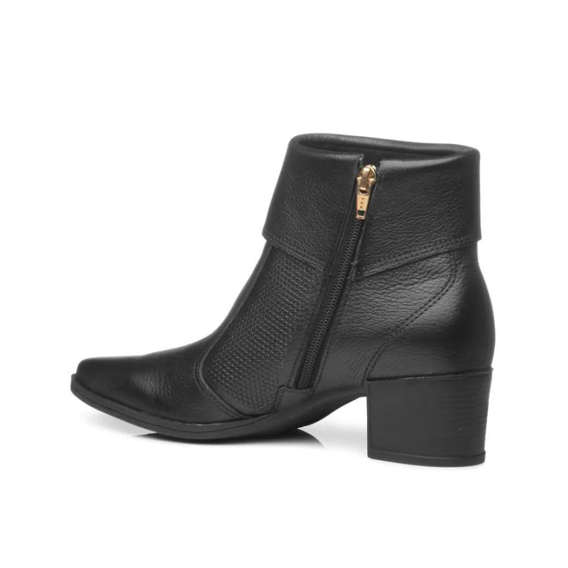 Estas botas são a combinação perfeita de elegância e conforto.
Com um design sofisticado trazem um toque de modernidade e estilo ao seu visual. O material de alta qualidade garante durabilidade, enquanto o salto médio proporciona o equilíbrio ideal entre estilo e conforto, ideal para o dia a dia. O fecho de correr lateral facilita o calçar, enquanto os detalhes texturizados trazem um charme extra, tornando estas botas uma escolha versátil para diversas ocasiões.