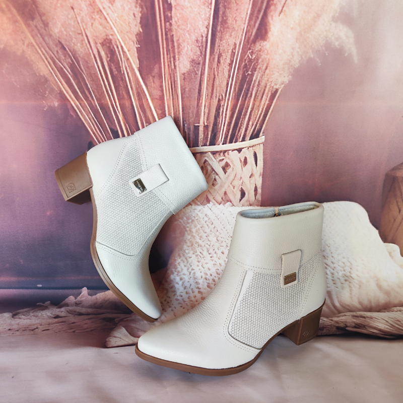 Estas botas são a combinação perfeita de elegância e conforto.
Com um design sofisticado trazem um toque de modernidade e estilo ao seu visual. O material de alta qualidade garante durabilidade, enquanto o salto médio proporciona o equilíbrio ideal entre estilo e conforto, ideal para o dia a dia. O fecho de correr lateral facilita o calçar, enquanto os detalhes texturizados trazem um charme extra, tornando estas botas uma escolha versátil para diversas ocasiões.
