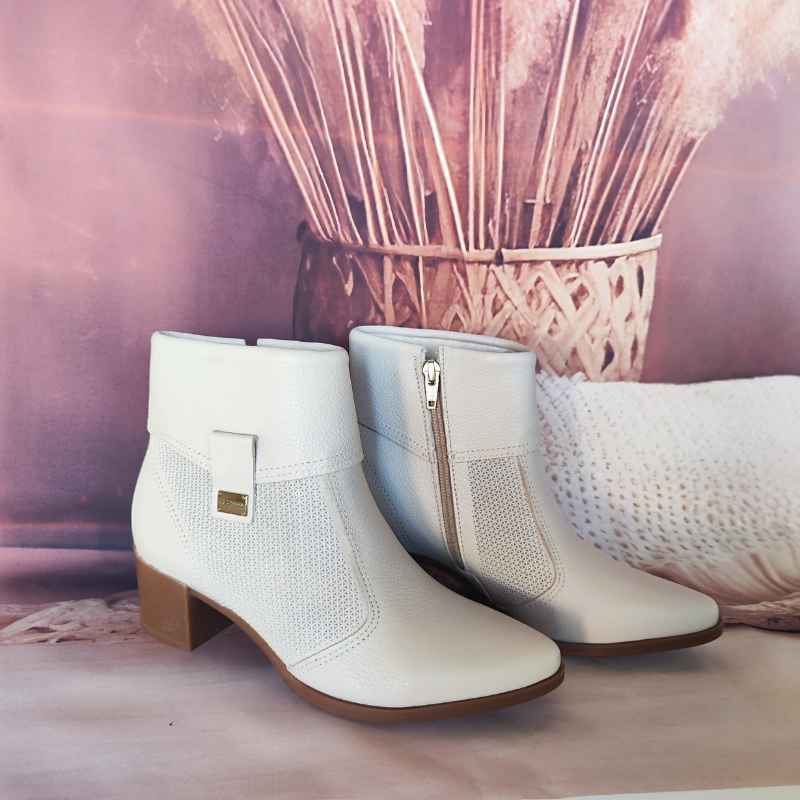 Estas botas são a combinação perfeita de elegância e conforto.
Com um design sofisticado trazem um toque de modernidade e estilo ao seu visual. O material de alta qualidade garante durabilidade, enquanto o salto médio proporciona o equilíbrio ideal entre estilo e conforto, ideal para o dia a dia. O fecho de correr lateral facilita o calçar, enquanto os detalhes texturizados trazem um charme extra, tornando estas botas uma escolha versátil para diversas ocasiões.