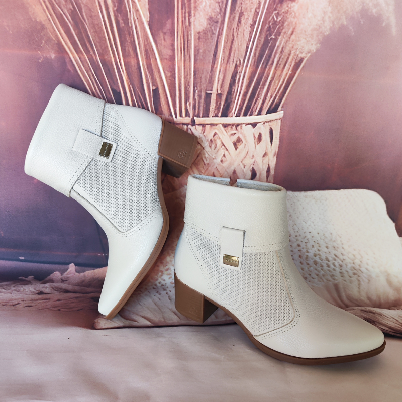 Estas botas são a combinação perfeita de elegância e conforto.
Com um design sofisticado trazem um toque de modernidade e estilo ao seu visual. O material de alta qualidade garante durabilidade, enquanto o salto médio proporciona o equilíbrio ideal entre estilo e conforto, ideal para o dia a dia. O fecho de correr lateral facilita o calçar, enquanto os detalhes texturizados trazem um charme extra, tornando estas botas uma escolha versátil para diversas ocasiões.