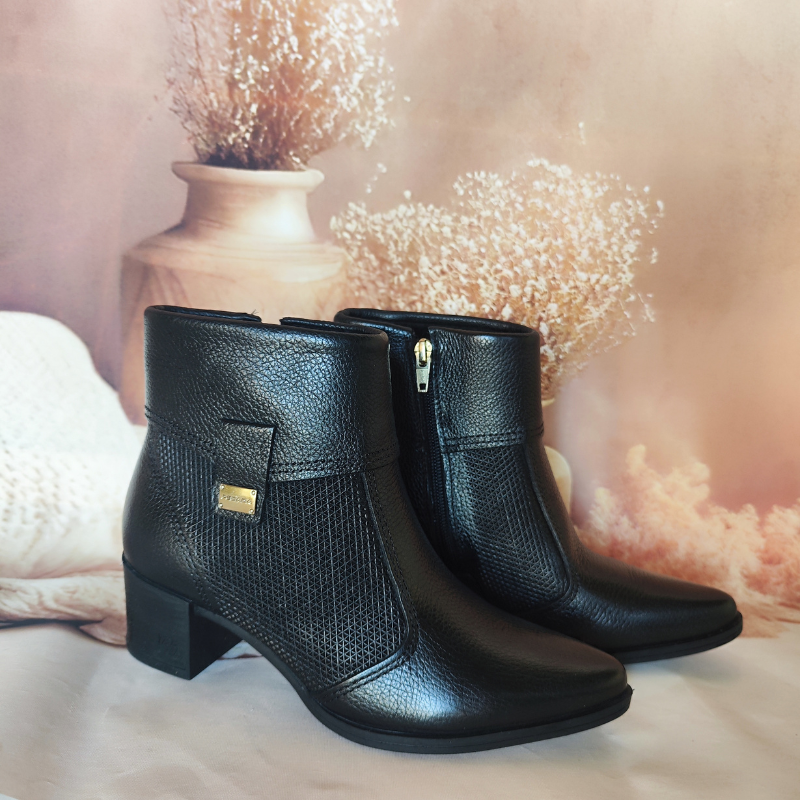 Estas botas são a combinação perfeita de elegância e conforto.
Com um design sofisticado trazem um toque de modernidade e estilo ao seu visual. O material de alta qualidade garante durabilidade, enquanto o salto médio proporciona o equilíbrio ideal entre estilo e conforto, ideal para o dia a dia. O fecho de correr lateral facilita o calçar, enquanto os detalhes texturizados trazem um charme extra, tornando estas botas uma escolha versátil para diversas ocasiões.