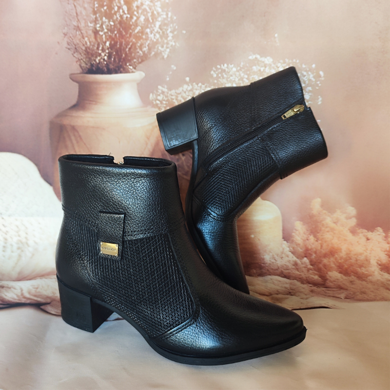 Estas botas são a combinação perfeita de elegância e conforto.
Com um design sofisticado trazem um toque de modernidade e estilo ao seu visual. O material de alta qualidade garante durabilidade, enquanto o salto médio proporciona o equilíbrio ideal entre estilo e conforto, ideal para o dia a dia. O fecho de correr lateral facilita o calçar, enquanto os detalhes texturizados trazem um charme extra, tornando estas botas uma escolha versátil para diversas ocasiões.