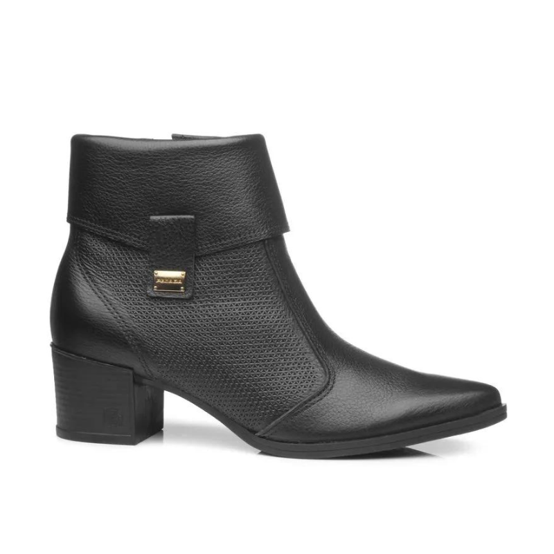 Estas botas são a combinação perfeita de elegância e conforto.
Com um design sofisticado trazem um toque de modernidade e estilo ao seu visual. O material de alta qualidade garante durabilidade, enquanto o salto médio proporciona o equilíbrio ideal entre estilo e conforto, ideal para o dia a dia. O fecho de correr lateral facilita o calçar, enquanto os detalhes texturizados trazem um charme extra, tornando estas botas uma escolha versátil para diversas ocasiões.