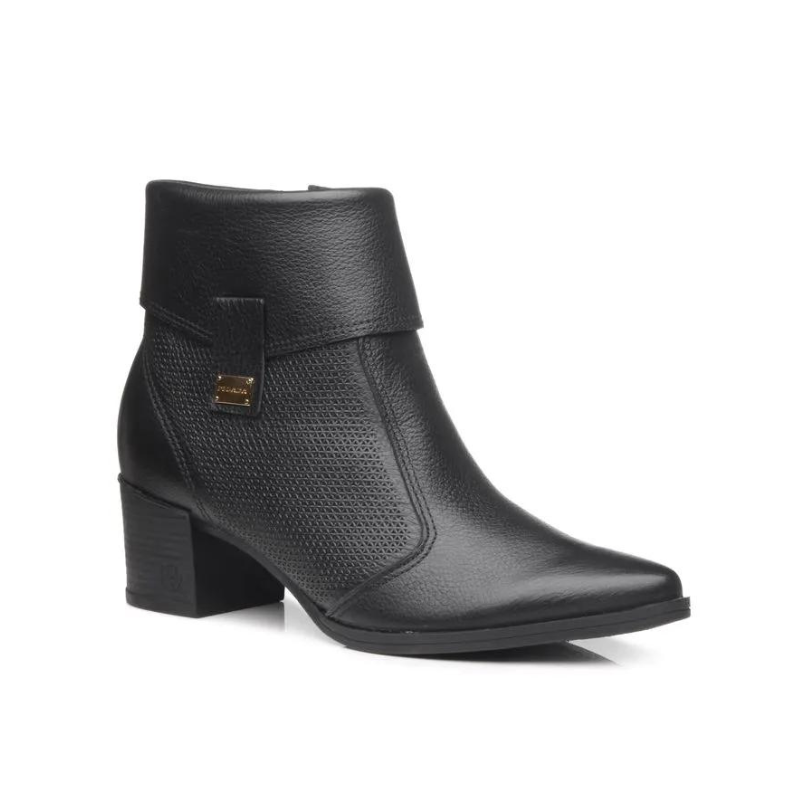 Estas botas são a combinação perfeita de elegância e conforto.
Com um design sofisticado trazem um toque de modernidade e estilo ao seu visual. O material de alta qualidade garante durabilidade, enquanto o salto médio proporciona o equilíbrio ideal entre estilo e conforto, ideal para o dia a dia. O fecho de correr lateral facilita o calçar, enquanto os detalhes texturizados trazem um charme extra, tornando estas botas uma escolha versátil para diversas ocasiões.