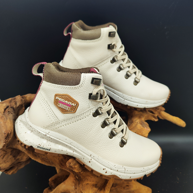 Estas botas brancas são perfeitas para quem procura estilo e resistência num único modelo.
Com design robusto e moderno, são ideais para aventuras ao ar livre e para compor looks urbanos. O acabamento em couro garante durabilidade e conforto, enquanto os detalhes metálicos nas passadeiras dos atacadores acrescentam um toque de sofisticação.