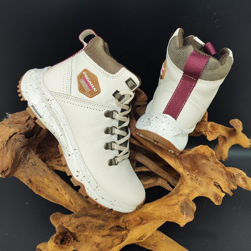Estas botas brancas são perfeitas para quem procura estilo e resistência num único modelo.
Com design robusto e moderno, são ideais para aventuras ao ar livre e para compor looks urbanos. O acabamento em couro garante durabilidade e conforto, enquanto os detalhes metálicos nas passadeiras dos atacadores acrescentam um toque de sofisticação.