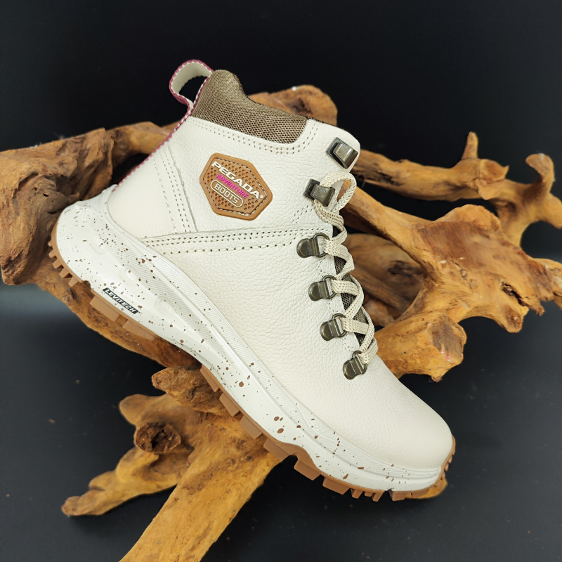 Estas botas brancas são perfeitas para quem procura estilo e resistência num único modelo.
Com design robusto e moderno, são ideais para aventuras ao ar livre e para compor looks urbanos. O acabamento em couro garante durabilidade e conforto, enquanto os detalhes metálicos nas passadeiras dos atacadores acrescentam um toque de sofisticação.