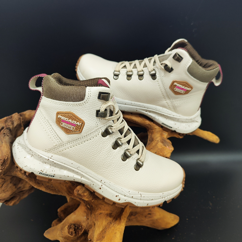 Estas botas brancas são perfeitas para quem procura estilo e resistência num único modelo.
Com design robusto e moderno, são ideais para aventuras ao ar livre e para compor looks urbanos. O acabamento em couro garante durabilidade e conforto, enquanto os detalhes metálicos nas passadeiras dos atacadores acrescentam um toque de sofisticação.