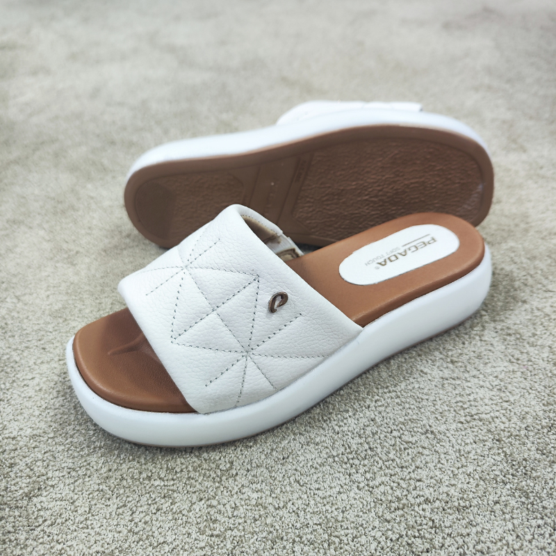 Este chinelo da linha Iris é muito confortável e estiloso. Só de olhar para ele já dá uma sensação de conforto. A palmilha é muito macia e adapta-se aos contornos dos pés. Já a sola é leve e muito flexível. Descubra o prazer de caminhar com o conforto absoluto ao lado da linha Íris da Pegada. Os sapatos Pegada são produzidos em couro, matéria prima de alta qualidade, que oferece conforto, maciez, resistência e muita durabilidade.