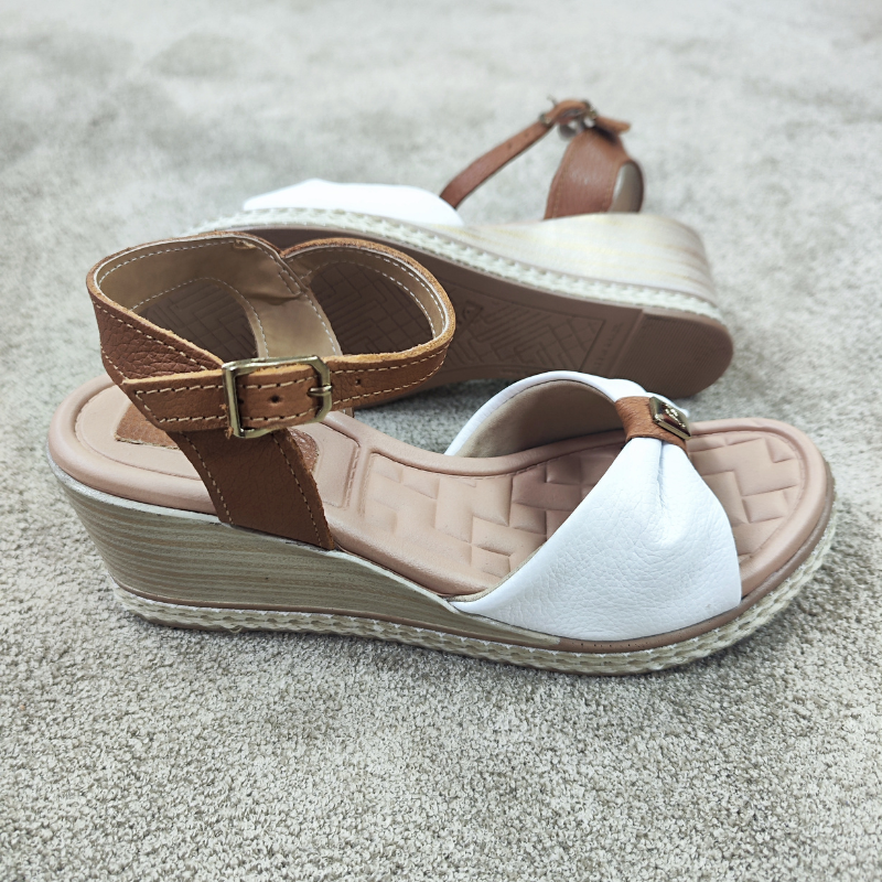 Esta sandália em couro branco é super confortável e estilosa. A sola é leve e flexível, com uma cunha de 6 cm. Já a palmilha é super macia e acompanha o formato dos pés. O modelo ainda conta com uma fivela que facilita o ajuste nos pés. Tudo isto proporciona um extremo conforto, sem falar no estilo que permite criar vários looks incríveis para o verão. Os sapatos Pegada são produzidos em couro, matéria prima de alta qualidade, que oferece conforto, maciez, resistência e muita durabilidade.