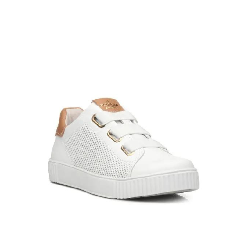 Muito confortável e super estilosa, esta sapatilha é perfeita para criar looks com muito estilo sem esquecer o conforto e praticidade. O forro em tecido espumado garante o conforto e a absorção de suor, características necessárias para manter o pé seco e arejado. A sola é antiderrapante e de alta flexibilidade, oferecendo a segurança e a versatilidade ideal ao calçado do dia-a-dia. Já a palmilha é macia e muito confortável.
