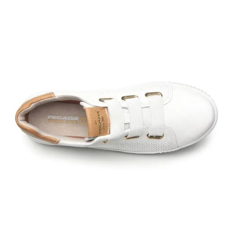 Muito confortável e super estilosa, esta sapatilha é perfeita para criar looks com muito estilo sem esquecer o conforto e praticidade. O forro em tecido espumado garante o conforto e a absorção de suor, características necessárias para manter o pé seco e arejado. A sola é antiderrapante e de alta flexibilidade, oferecendo a segurança e a versatilidade ideal ao calçado do dia-a-dia. Já a palmilha é macia e muito confortável.