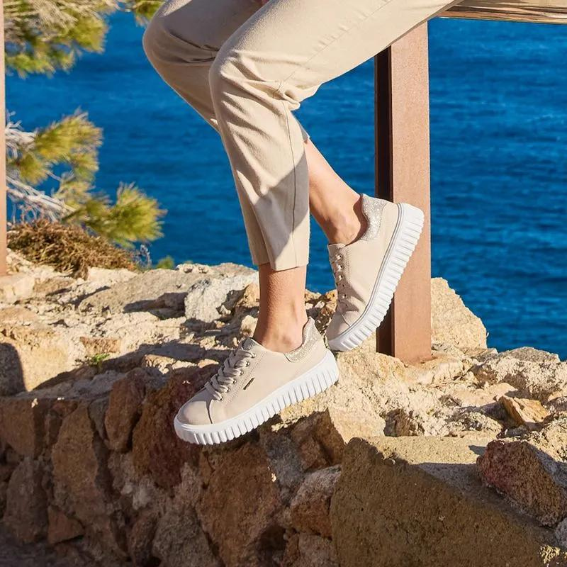 Estas sapatilhas combinam estilo e conforto para o uso diário. Apresentam um design moderno com solado branco robusto que oferece excelente aderência e durabilidade. Fabricadas com materiais de alta qualidade, as sapatilhas são ideais tanto para passeios casuais quanto para ocasiões mais descontraídas, garantindo conforto durante todo o dia.
