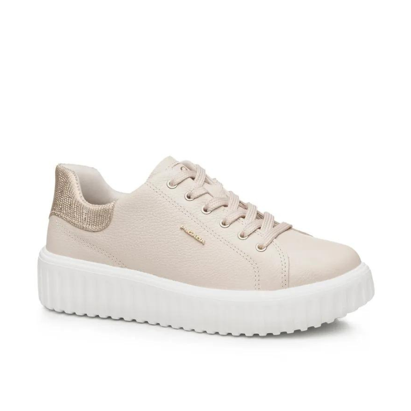 Estas sapatilhas combinam estilo e conforto para o uso diário. Apresentam um design moderno com solado branco robusto que oferece excelente aderência e durabilidade. Fabricadas com materiais de alta qualidade, as sapatilhas são ideais tanto para passeios casuais quanto para ocasiões mais descontraídas, garantindo conforto durante todo o dia.
