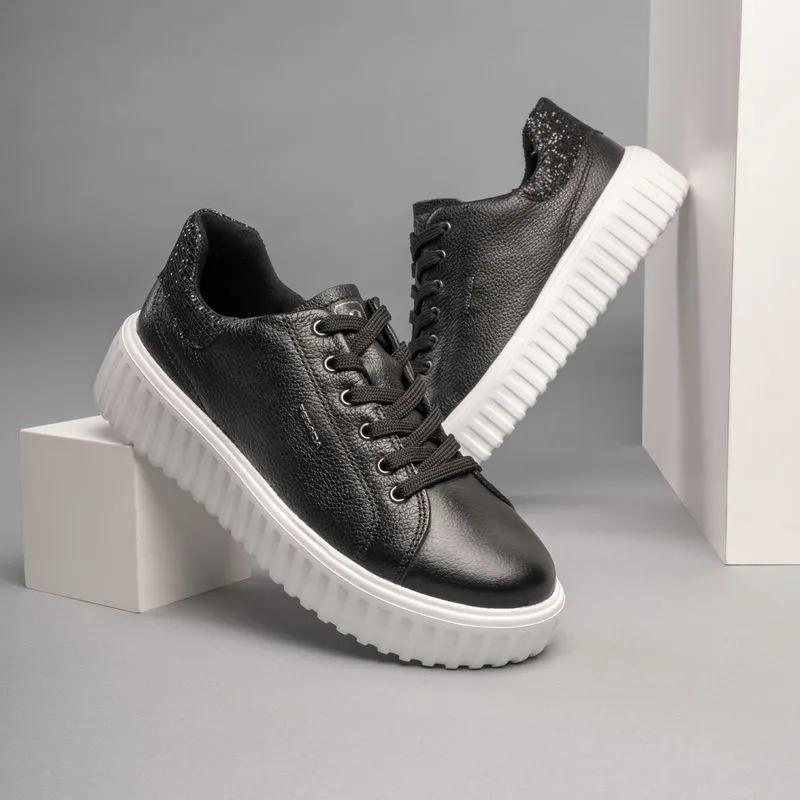 Estas sapatilhas combinam estilo e conforto para o uso diário. Apresentam um design moderno com solado branco robusto que oferece excelente aderência e durabilidade. Fabricadas com materiais de alta qualidade, as sapatilhas são ideais tanto para passeios casuais quanto para ocasiões mais descontraídas, garantindo conforto durante todo o dia.