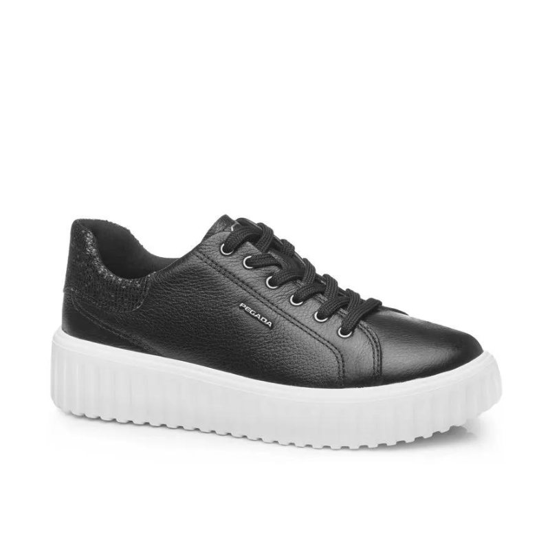 Estas sapatilhas combinam estilo e conforto para o uso diário. Apresentam um design moderno com solado branco robusto que oferece excelente aderência e durabilidade. Fabricadas com materiais de alta qualidade, as sapatilhas são ideais tanto para passeios casuais quanto para ocasiões mais descontraídas, garantindo conforto durante todo o dia.
